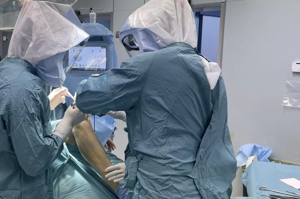 Sanità nel Lazio, a Tivoli la chirurgia diventa hi-tech: primo intervento di protesi al ginocchio con il navigatore computerizzato
