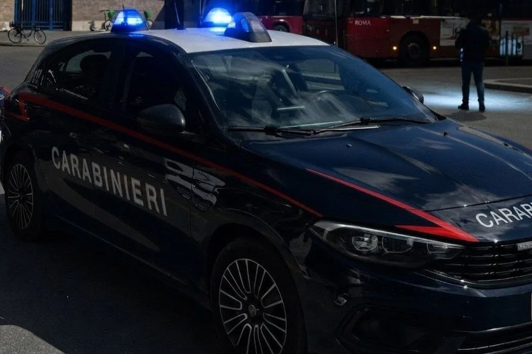 Aggredito a pugni in strada per l’orologio d'oro: rapinatore arrestato dopo inseguimento a Torpignattara