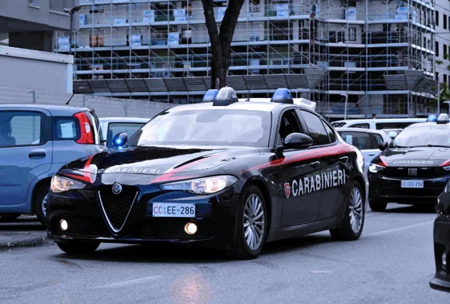 Follia all'alba a Roma est: uomo sfugge ai controlli in auto e si scaglia contro i carabinieri