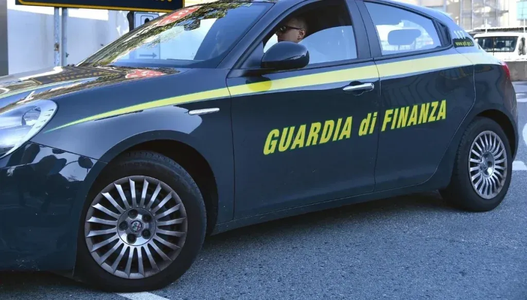 Sequestro di hashish: 27 panetti nascosti in una borsa frigo, arrestata una donna nel Collatino