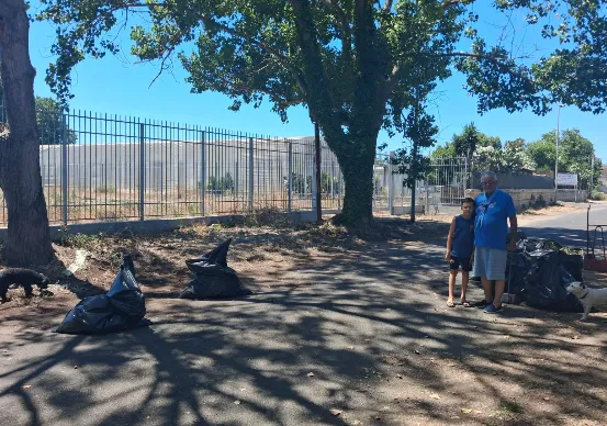 Gli scout adulti ripuliscono Ostia, raccolti oltre 150 chili di rifiuti e rovi: "Amiamo la nostra città, é il minimo"