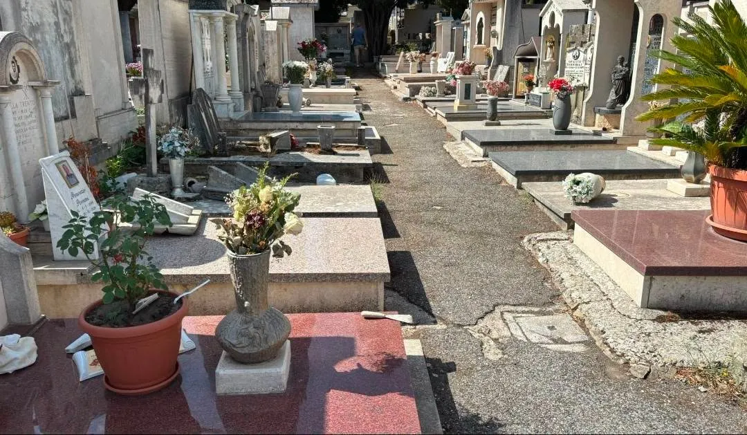 Tombe danneggiate al Cimitero Monumentale di Marino, il sindaco: "Un atto vile, ignobile"
