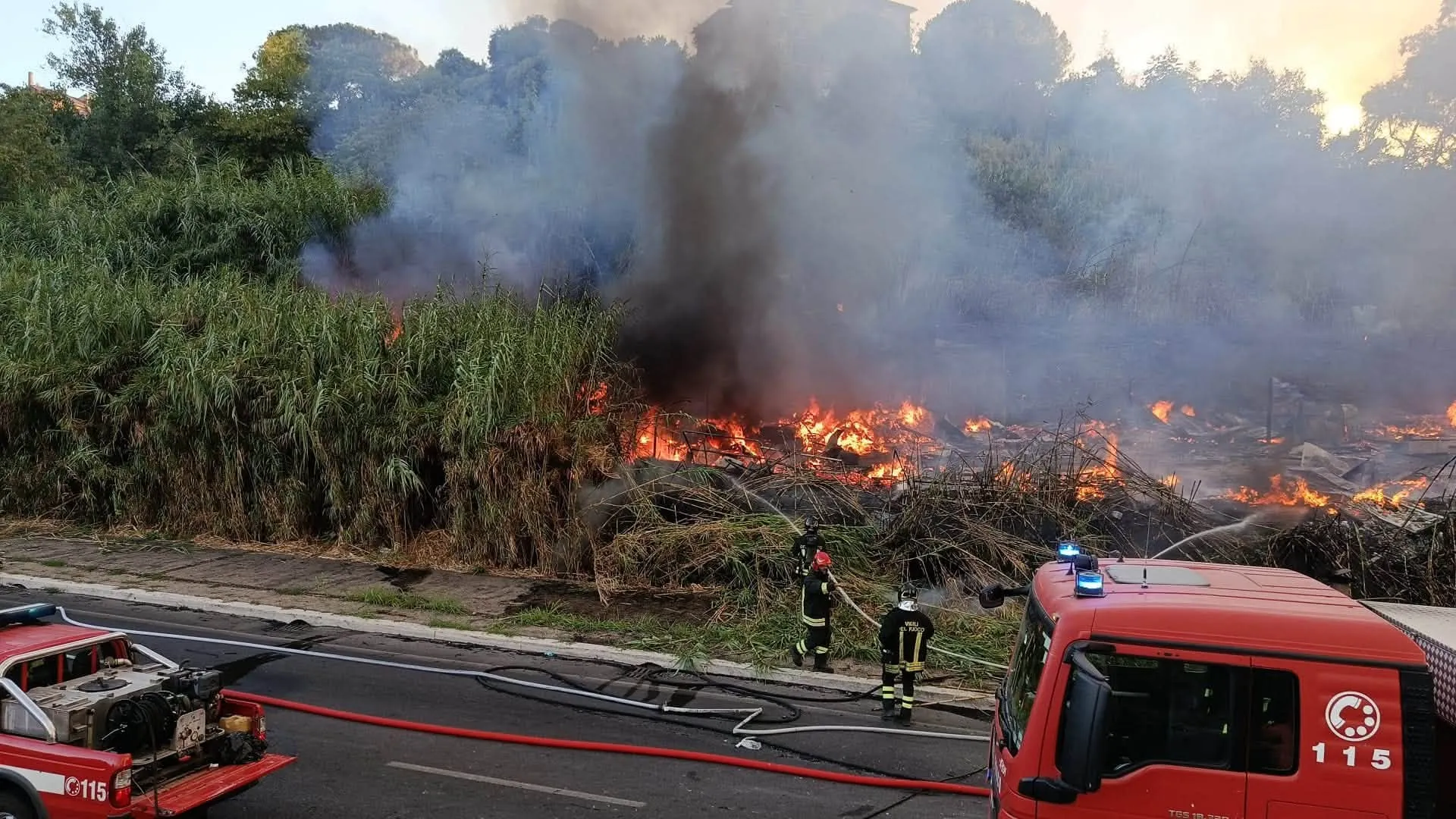 Incendio in via Isacco Newton, avvertite anche due esplosioni (FOTO e VIDEO)