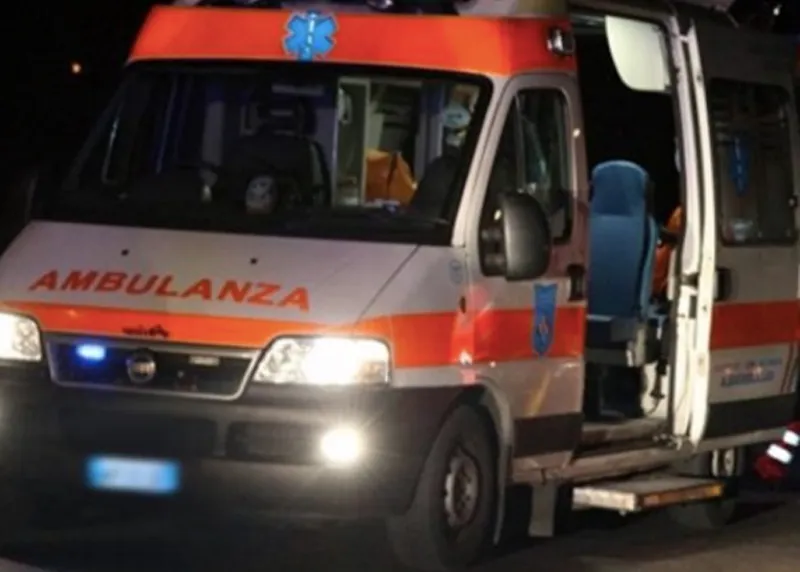 Momenti di paura all’Esquilino, in preda a una crisi psichiatrica sfascia a testate la vetrata di un ristorante