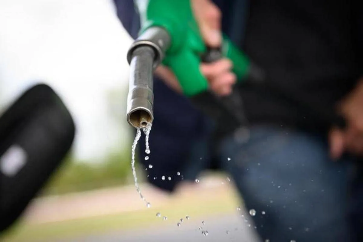 Distributore di carburante a Roma paga i lavoratori in contanti: maxi multa e rischio chiusura