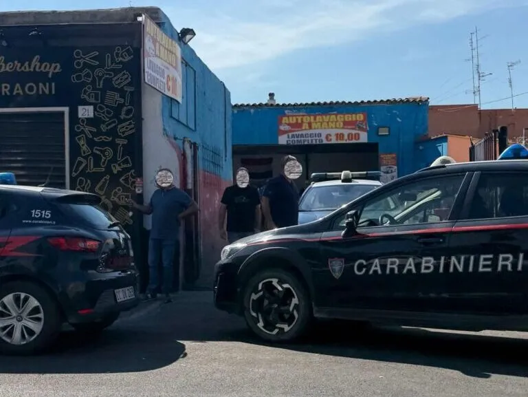 Carabinieri, blitz in via Terme di Traiano