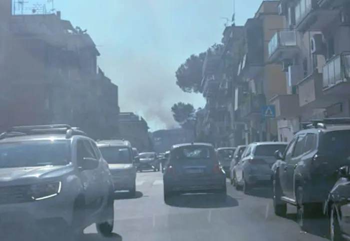 Emergenza incendi a Roma: fiamme bloccano Flaminia e Portuense e lambiscono Villa Sandra (FOTO)