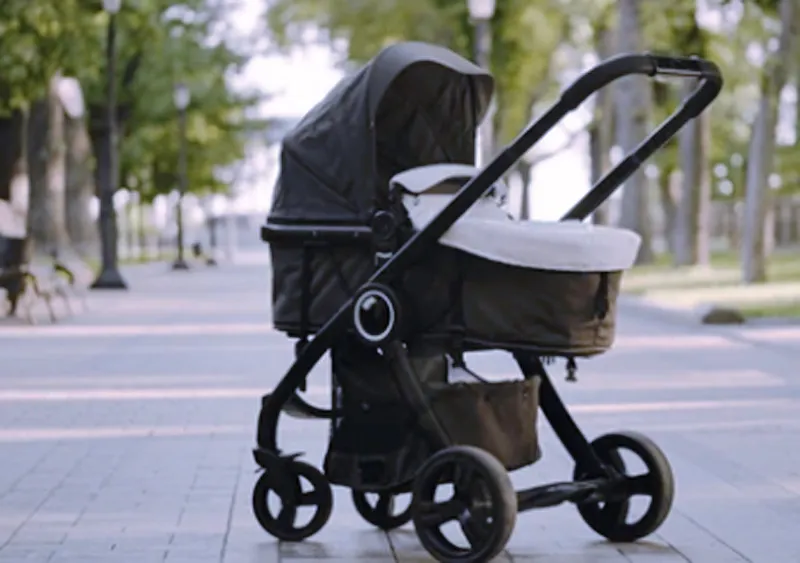 In giro con il passeggino ma per svaligiare l'outlet: furto show a Valmontone