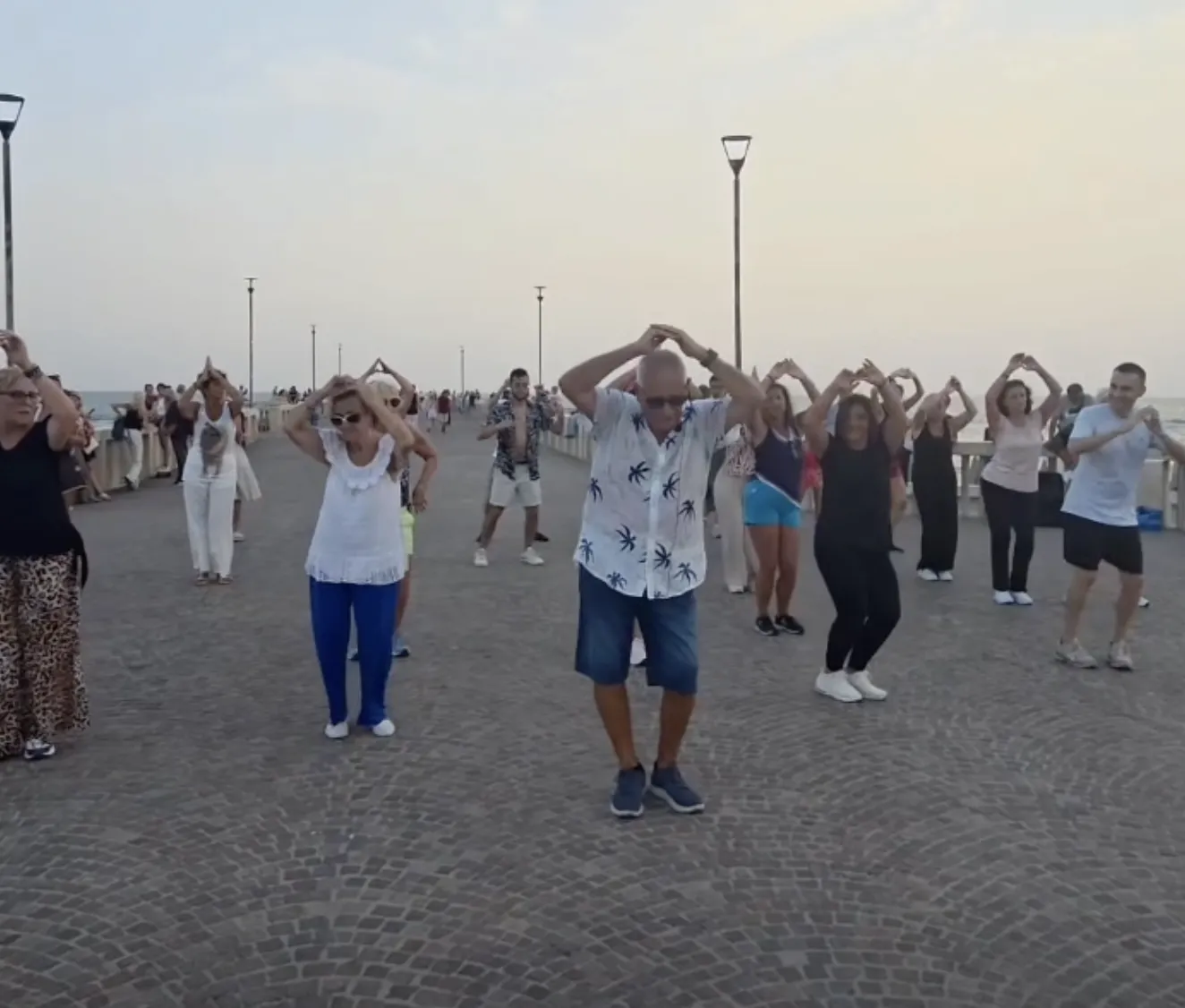Pasquale, la star social dei balli di gruppo, dopo Testaccio conquista anche Ostia (VIDEO)