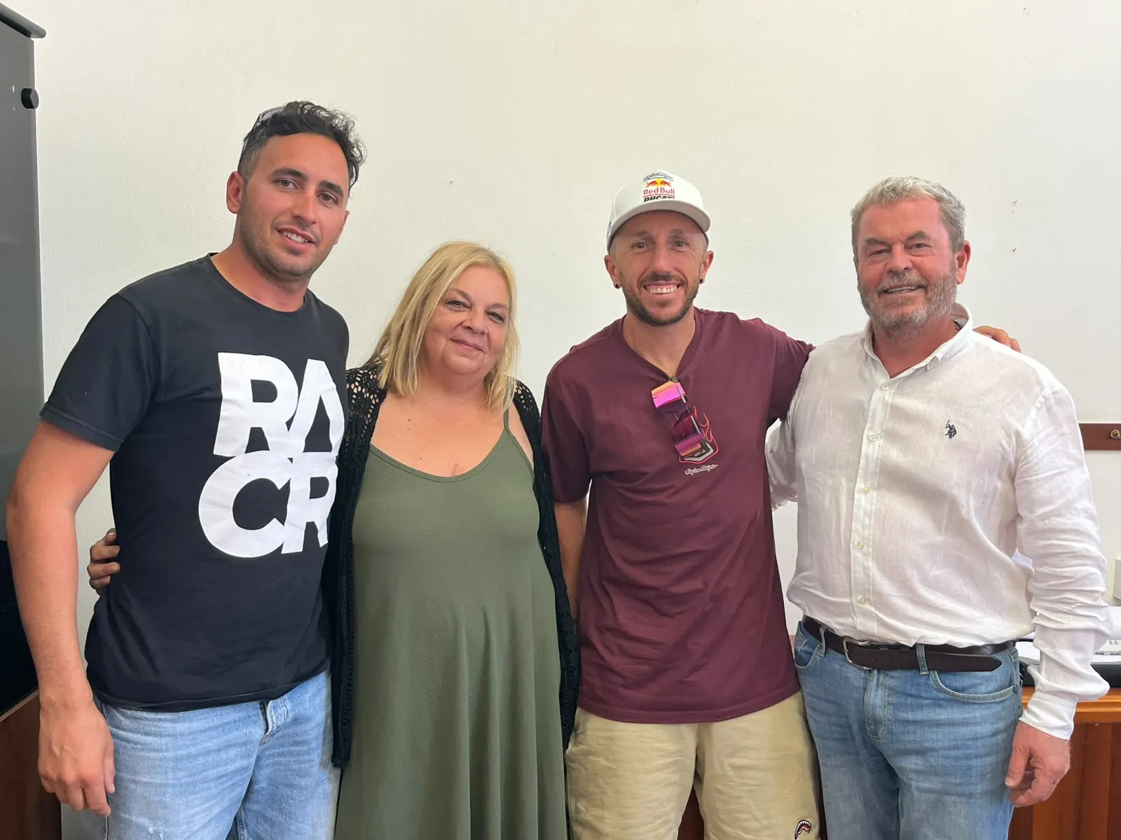 Incontro in Municipio a Cerveteri tra Vicesindaco Ferri e il pluricampione del mondo di motocross Tony Cairoli - TRC Giornale