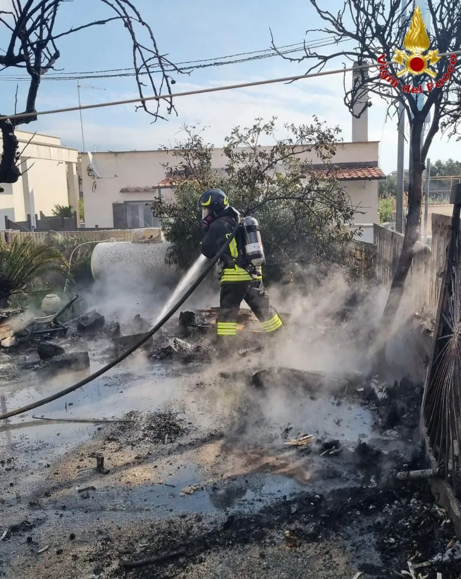 In fiamme un manufatto a Santa Marinella, intervento dei Vigili del Fuoco - TRC Giornale