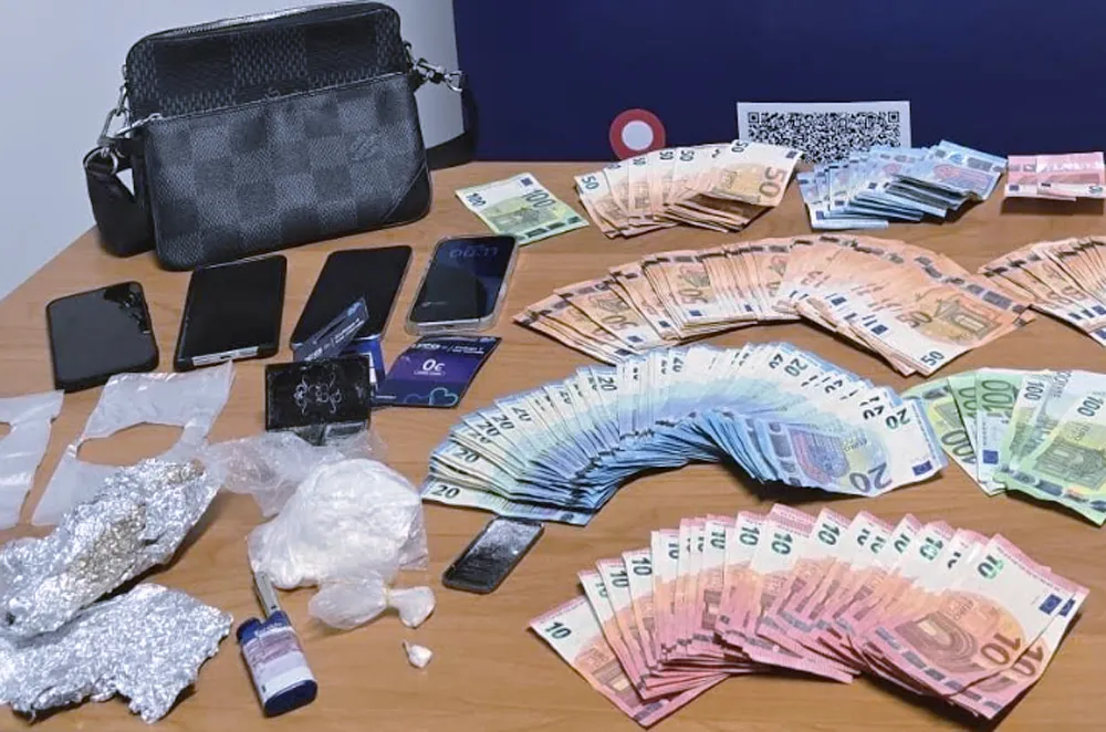 Centrale dello spaccio in casa all'Eur: banchetto a base di cocaina e scanner per intercettare le forze dell'ordine