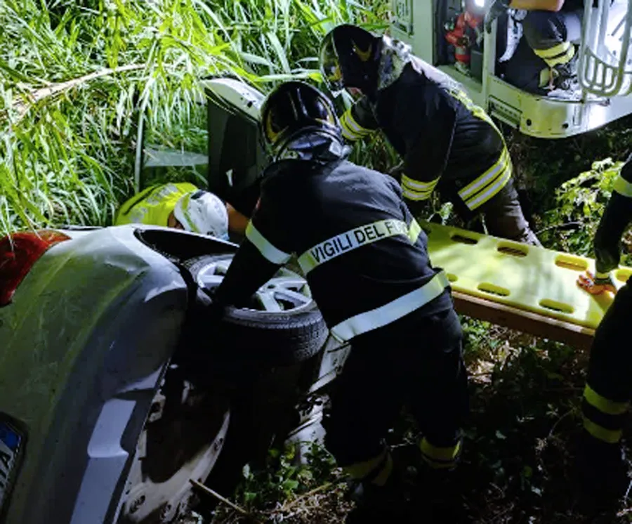 Auto precipita nel vuoto: corsa contro il tempo alla Cecchignola per salvare tre giovani (FOTO)