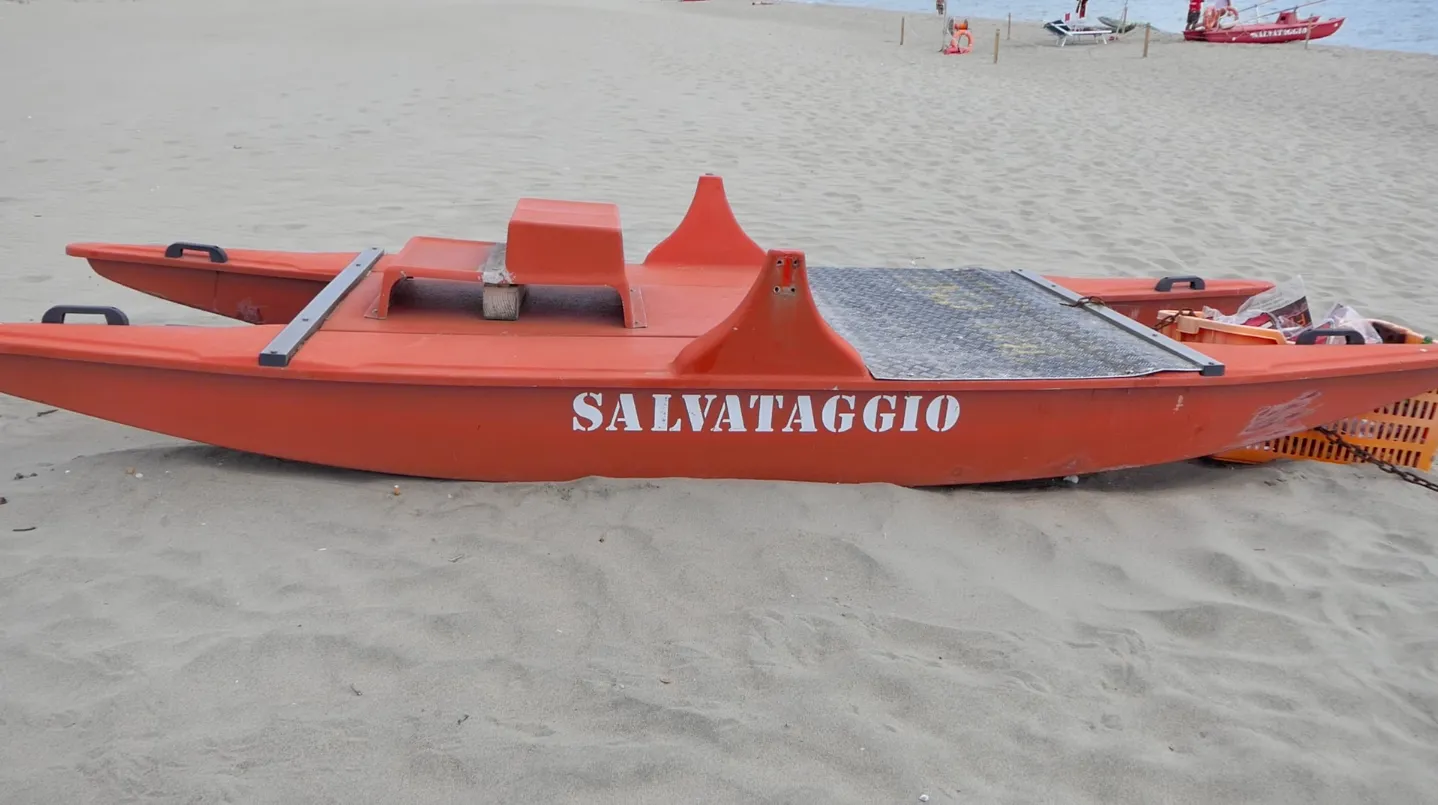 Doppio soccorso in mare a Castel Porziano: bagnini si lanciano in mare e salvano tre persone
