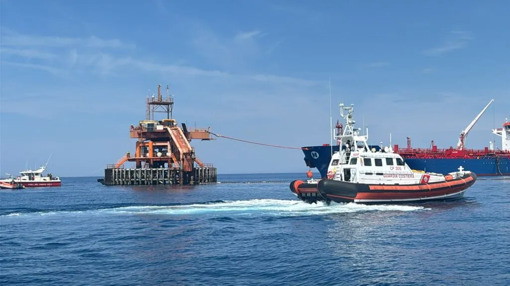 Fiamme in mare, ma era un’esercitazione