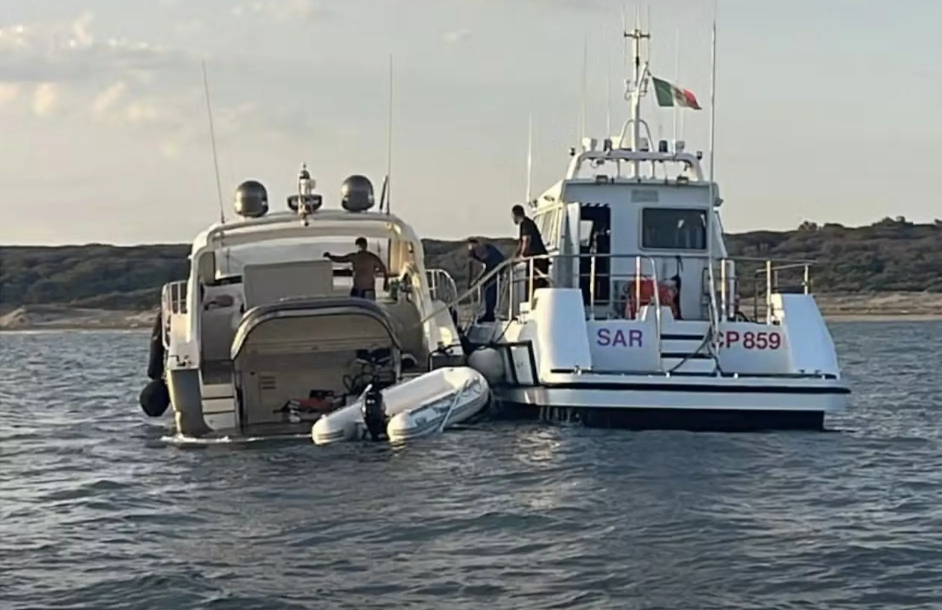 Paura a Torre Astura: barca a fuoco sta per affondare, salvate 4 persone (c'è anche una bimba di 5 anni)