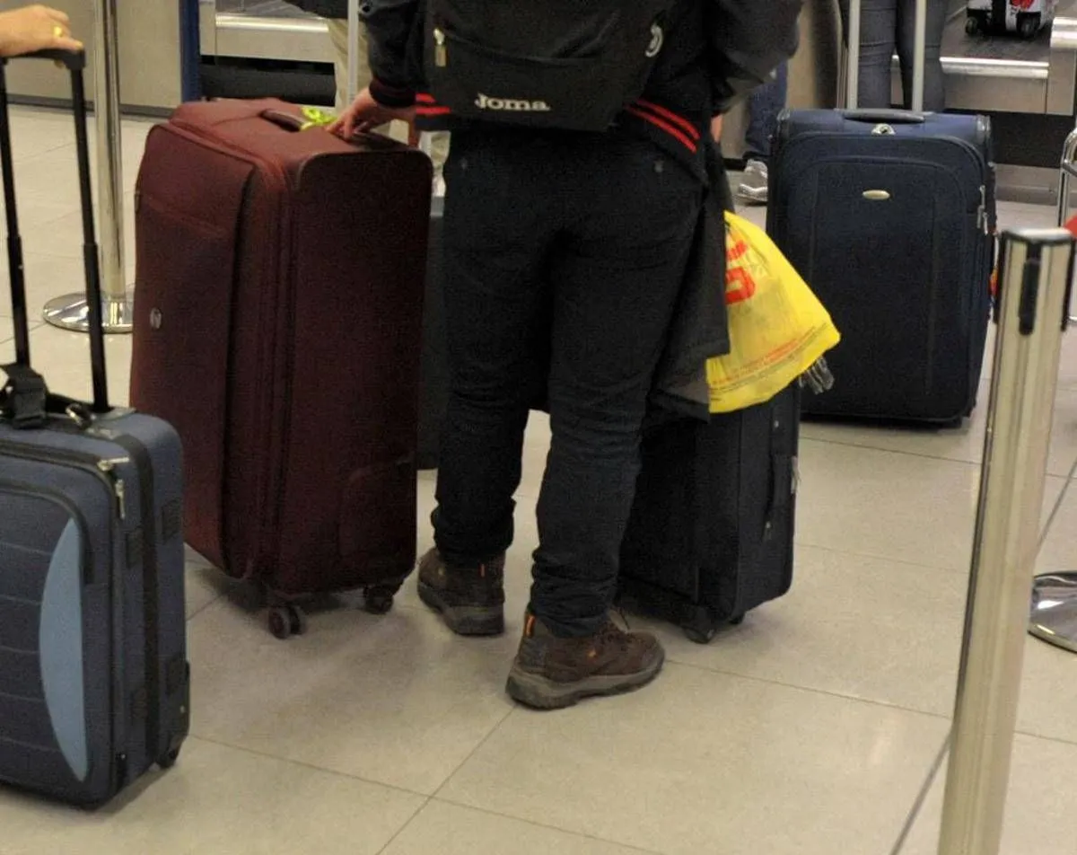 Il senatore Menia e il diverbio con la coppia gay a Fiumicino: "Siate educati", "Omofobo"