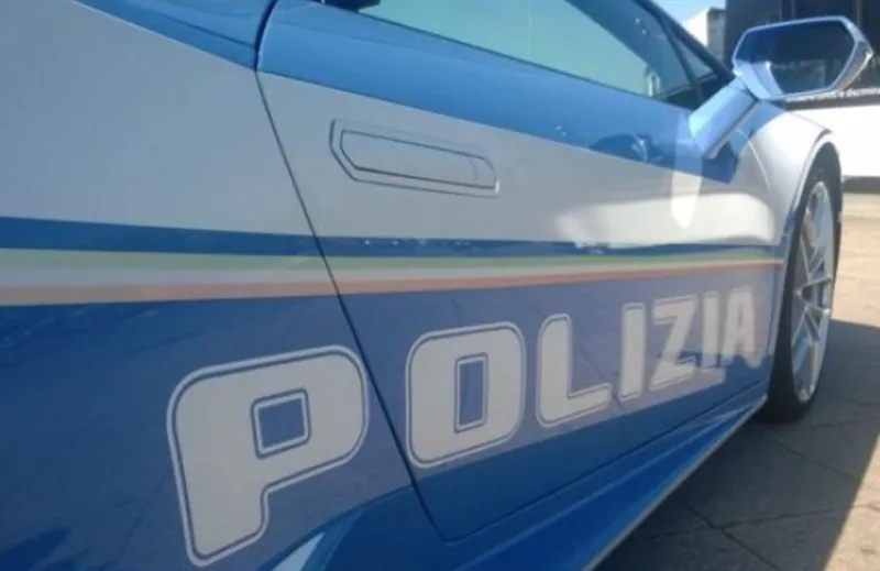 Il prontuario della cocaina sotto la scocca dell’auto: la droga scelta in base al colore delle dosi