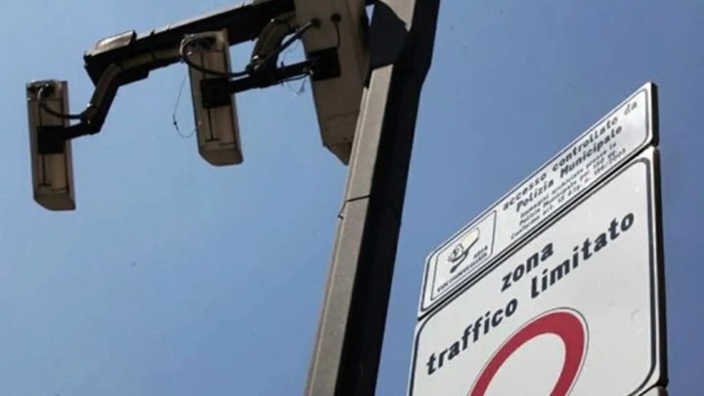 Ztl e disabili: a Roma scatta la stretta sulle targhe. Meno auto nel centro storico, cosa cambia